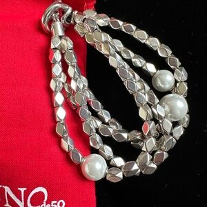 Uno de 50 4 Strand 3 Shell Pearls End Pearl Bracelet